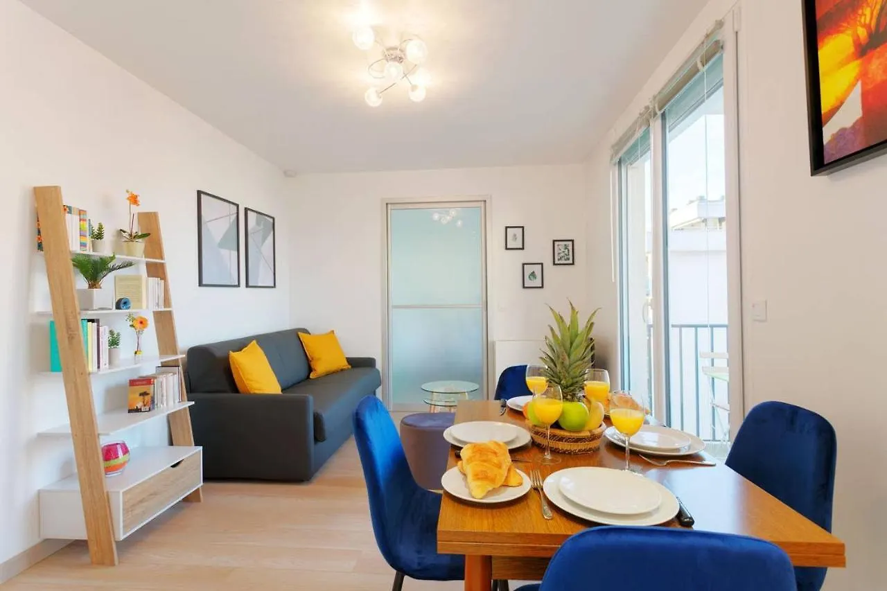 Balcony & Eiffel Tower View City Apartment Paris
